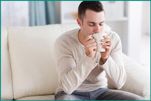 Un uomo beve tè alla menta per curare la disfunzione erettile. 